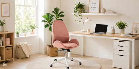 Ein Bürostuhl in Rosa Samt in einem modernen und hellen Homeoffice