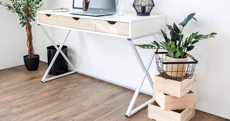 Elegante, moderne Schreibtische in verschiedenen Formen und Materialien. Elegante, moderne Schreibtische in verschiedenen Formen und Materialien.