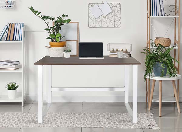 Schreibtisch im skandinavischen Design.