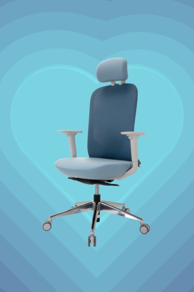 Der Bürostuhl AVEZA PRO in blauem Color Blocking ist auf einem blauen Herzenhintergrund zu sehen.