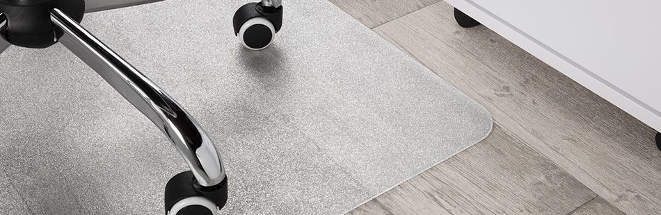 Fußkreuz eines Bürostuhls inklusive dessen Rollen und einer Bodenschutzmatte