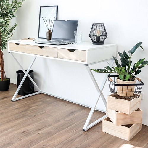 Schreibtisch im skandinavischen Design.